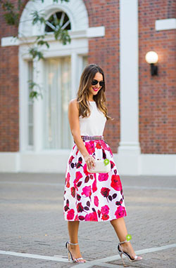 Traje de color, debes probar el atuendo com en aguas twin set falda larga, falda midi floral: Estilo callejero,  Moda con clase,  Midi floral,  Trajes Florales,  Falda oscilante  