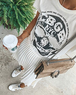 Me encanta este bonito y sencillo conjunto de camiseta y falda plisada | Ideas de atuendos de verano 2020: Ideas de atuendos,  trajes de verano,  Amar  