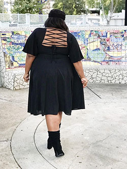 Ideas para vestir vestidito negro vestidito negro, moda callejera: Falda de mezclilla,  Traje negro,  Estilo callejero,  pequeño vestido negro  
