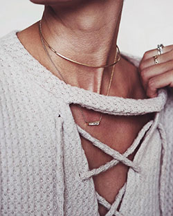 Traje elegante blanco con accesorio de moda.: Atuendo De Vaqueros,  traje blanco,  Accesorio de moda  