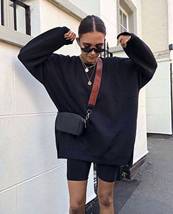 Urban pinterest street style, moda callejera, diseño de moda, pantalones cortos de ciclismo, ropa formal, top corto, camiseta: Fotografía de moda,  top corto,  Traje de camiseta,  Traje negro,  pantalones cortos de ciclismo,  Estilo callejero,  Trajes de cuarentena 2020  