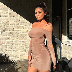 Combinación de colores kylie jenner nude, vestido sin espalda, vestido de cóctel, modelo de moda, kylie jenner, usweekly: vestidos de coctel,  Kylie Jenner,  Vestido amoldeado al cuerpo,  vestido sin espalda,  modelo  
