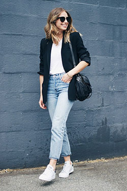 Ideas de ropa de color 2020 jeans de novia estilo the girlfriend jean, adidas stan smith: blogger de moda,  Vaqueros de mamá,  Estilo callejero,  Trajes de viaje,  Traje Blanco Y Azul  
