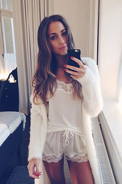 Traje de color, debes probar el selfie de pijama de invierno, conjunto de pijama, cabello largo: Pelo largo,  Traje Blanco Y Rosa,  Trajes de cuarentena 2020  