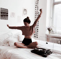 Poses de fotos tumblr en la cama: Fotografía de retrato,  modelo de fitness,  Trajes de cuarentena 2020  