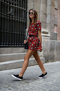 Ideas de vestidos vestido de zapatillas negras, moda callejera, modelo de moda, calzado deportivo, ropa informal: modelo,  Zapatos deportivos,  Estilo callejero,  Trajes de viaje,  Traje Blanco Y Negro  