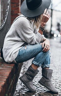 Outfit ideas gris uggs outfit pantalones slim fit, street fashion: bota vaquera,  Bota de montar,  Atuendos Con Botas,  Estilo callejero,  Trajes de viaje  
