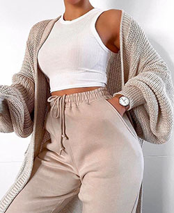 Ideas de atuendos de color beige y blanco 2020 con top corto, suéter, sudadera con capucha: top corto,  Traje de camiseta,  Missy imperio,  Traje Beige Y Blanco,  Trajes de cuarentena 2020,  Camiseta sin mangas  