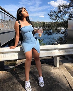 Mini vestido ajustado de mezclilla sin tirantes: Vestido amoldeado al cuerpo,  Falda de mezclilla,  Vestido sin tirantes,  Chicas Calientes,  Pelo largo  