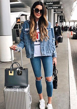 Vestido de color aeropuerto look denim, moda callejera, falda de mezclilla, chaqueta de jean, ropa casual, camiseta: chaqueta de jean,  Traje de camiseta,  Estilo callejero,  Ideas para vestir en el aeropuerto  