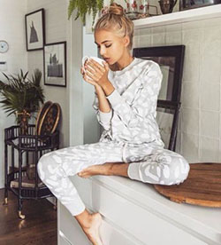 Vestido de color blanco con ropa deportiva, chándal, ropa de dormir.: traje blanco,  Trajes de cuarentena 2020  