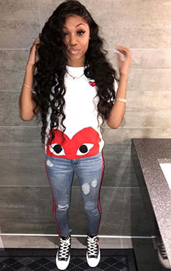 Ideas de atuendos con lunares, pantalones, polainas.: Pelo largo,  Traje de camiseta,  pelo negro,  Trajes de marimacho para niñas  