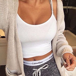 Ideas de vestidos blancos con crop top, pijama, sudadera con capucha.: top corto,  traje blanco,  Trajes de cuarentena 2020  