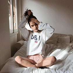 Casa en la cama, sesión de fotos: traje blanco,  Trajes de cuarentena 2020  