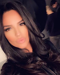 Shadi Y Cair Black Hair For Girls, Ideas De Maquillaje De Cara, Maquillaje De Labios: Pelo largo,  Pelo castaño,  pelo negro,  Chicas Lindas Instagram,  Chicas Lindas De Instagram,  Trajes de fiesta con estilo  