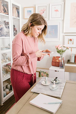 Ideas de atuendos de color rosa 2020 con diseño floral.: Atuendos Informales,  Diseño floral,  lauren conrado,  Diseño de interiores,  Traje rosa  