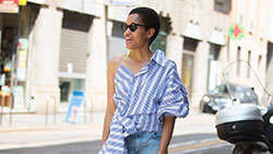 Outfit color blanco y azul, debes probar con mom jeans, pantalón, denim: Traje de camiseta,  Estilo callejero,  Traje Blanco Y Azul,  Levi Strauss y compañía,  Top de un hombro  