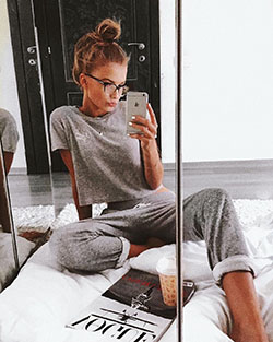 Color outfit ideas 2020 con ropa deportiva, pantalones, leggins: Traje de camiseta,  Trajes de cuarentena 2020  