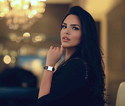 Shadi Y Cair Hermosos cabellos negros, cara bonita, lápiz labial natural: pelo negro,  Chicas Lindas Instagram,  Chicas Lindas De Instagram,  Trajes de fiesta con estilo  