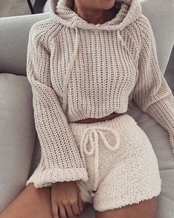 Ideas de atuendos de color 2020 lindos atuendos de salón, ropa casual, top corto: top corto,  Traje Beige,  Trajes de cuarentena 2020  