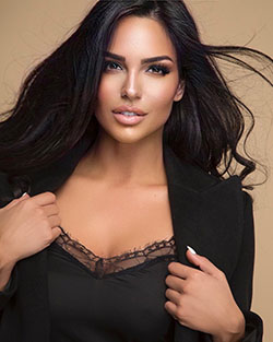 Shadi Y Cair Cabello negro natural, rostro encantador, sonrisa de labios: Pelo largo,  modelo caliente,  pelo negro,  Chicas Lindas Instagram,  Chicas Lindas De Instagram,  Trajes de fiesta con estilo  