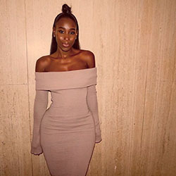 Trajes de noche de cita de chica de piel oscura: Vestido amoldeado al cuerpo,  Piel oscura,  Vestido sin tirantes,  Traje marrón y blanco  