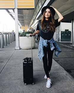 Traje de estilo estilo aeropuerto de verano, moda callejera, camiseta.: Traje de camiseta,  traje blanco,  Estilo callejero,  Ideas para vestir en el aeropuerto  