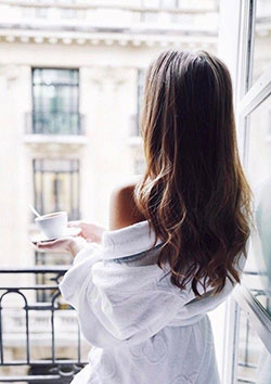 Ideas de atuendos de color blanco 2020 con: Pelo largo,  Ideas para teñir el cabello,  Pelo castaño,  cabello rojo,  traje blanco,  Trajes de cuarentena 2020  