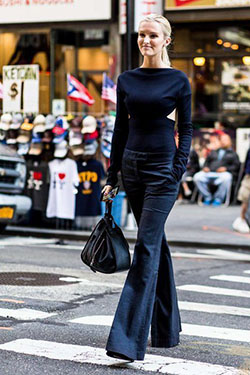 estilo de la calle kate davidson hudson: modelo,  Semana de la Moda,  Estilo callejero,  Pantalones acampanados,  Trajes De Pantalón De Pana  