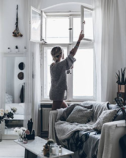 Ideas de color blanco con: Fotografía de moda,  traje blanco,  Diseño de interiores,  Trajes de cuarentena 2020  