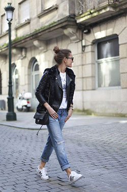 Zapatillas adidas con chaqueta de cuero.: Chaqueta de cuero,  traje blanco,  adidas superestrella,  Estilo callejero,  Trajes de viaje  