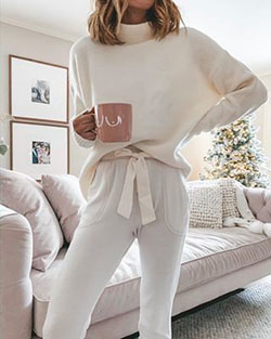 Conjunto beige y blanco Stylevore con ropa de dormir, crop top, suéter: top corto,  Traje Beige Y Blanco,  Trajes de cuarentena 2020  