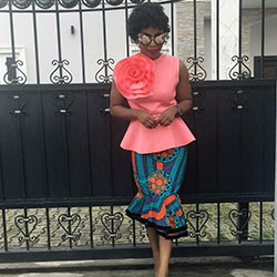 Adorable inspiración de ropa africana para niña: Vestidos Ankara,  Atuendos Ankara,  vestidos coloridos,  Ankara Inspiraciones,  Vestido Estampado  