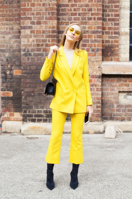 El amarillo se representa en forma de traje de poder.: Traje de poder,  Gafas de sol,  Bolsos  