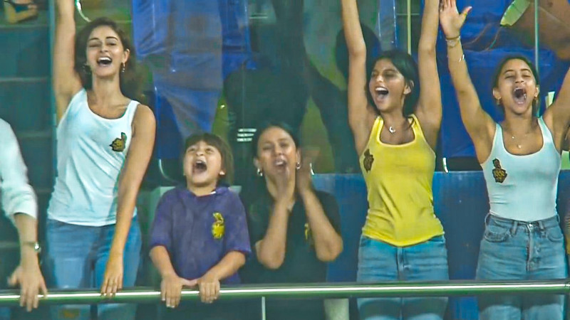 Fotos calientes de IPL 2022 de Ananya Pandey y Suhana Khana en el estadio Wankhede: 