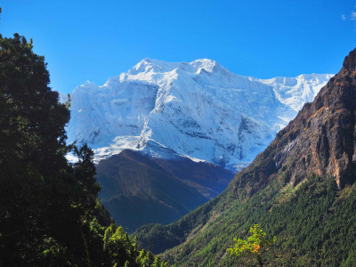Around the Giants: A Timeless Journey on the Annapurna Circuit Trek: 