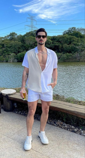 Outfit style with shorts, t-shirt, dress shirt: 