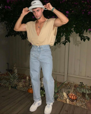 Yellow outfit inspiration with jeans, denim, fedora, t-shirt, trousers: 