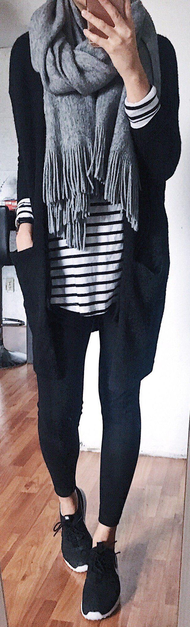 Cool Bufanda con flecos grises / Cárdigan negro / Leggings negros / Zapatillas negras / Tiras...