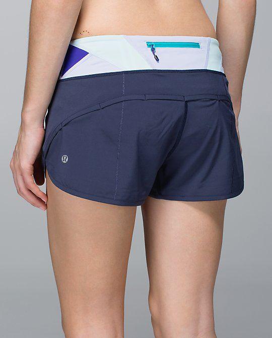 Esos shorts son para morirse. Sin mencionar el hecho de que se ve muy bien en combinación con esa sudadera con capucha.
