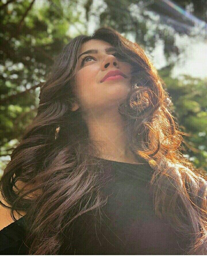 Perfecta composición sobre Aditi Bhatia, Yeh Hai Mohabbatein: Pelo largo,  aditi bhatia,  Erica Fernandes,  decorar nimisha  