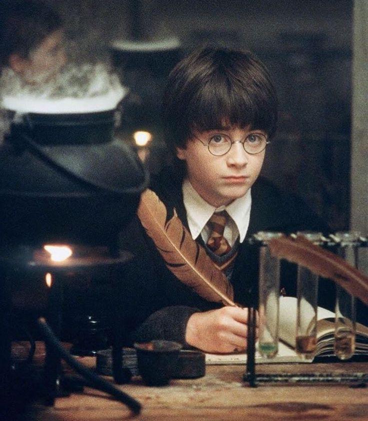 Colegio de magia y hechicería Hogwarts. Compartido por Giuli. Encuentra imágenes y videos sobre harry potter, hp y daniel radcli...: harry potter,  harry portero,  harry potter,  Daniel Radcliffe  