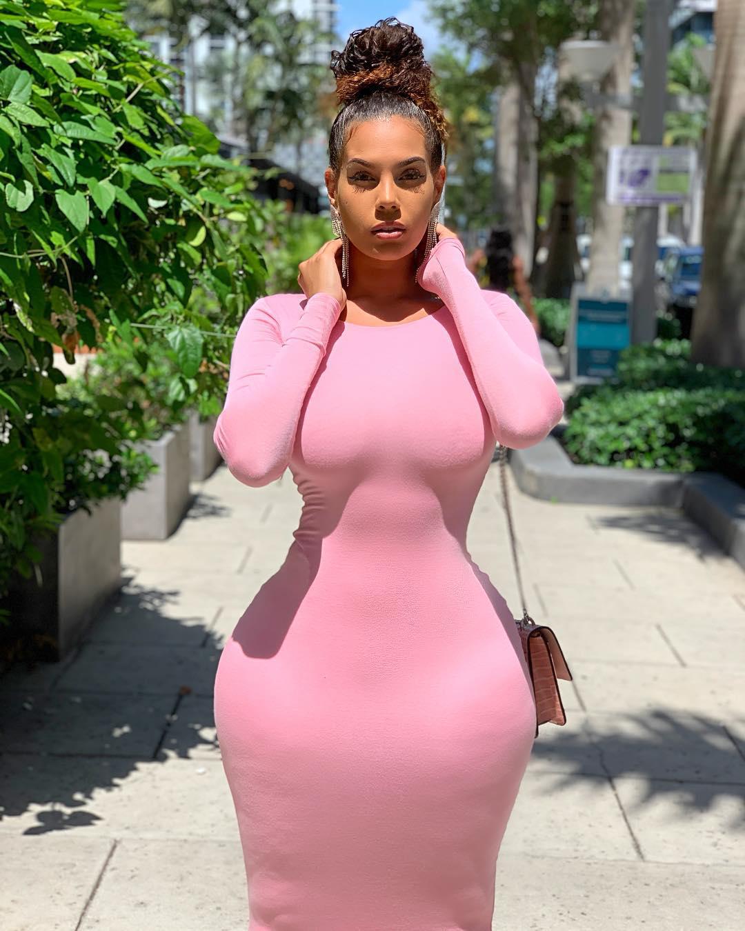 Amirah Dyme Modelo de tallas grandes, vestido ajustado: Amirah Dyme  
