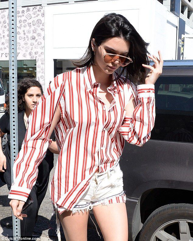 Kendall Jenner con camisa a rayas y shorts de mezclilla: Kylie Jenner,  Kendall Jenner,  Los Angeles,  KrisJenner  