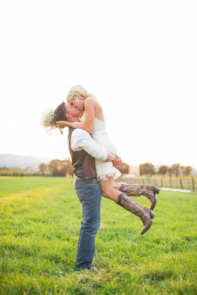 Vestidos de novia cortos de estilo rural con botas de vaquero: Fotografía de boda,  Recepción de la boda  
