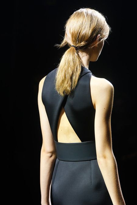 Modelo de moda de tendencia única, vestido sin espalda: vestido sin espalda,  Desfile de moda,  Pelo largo,  Alta costura,  vestidos de espalda descubierta  