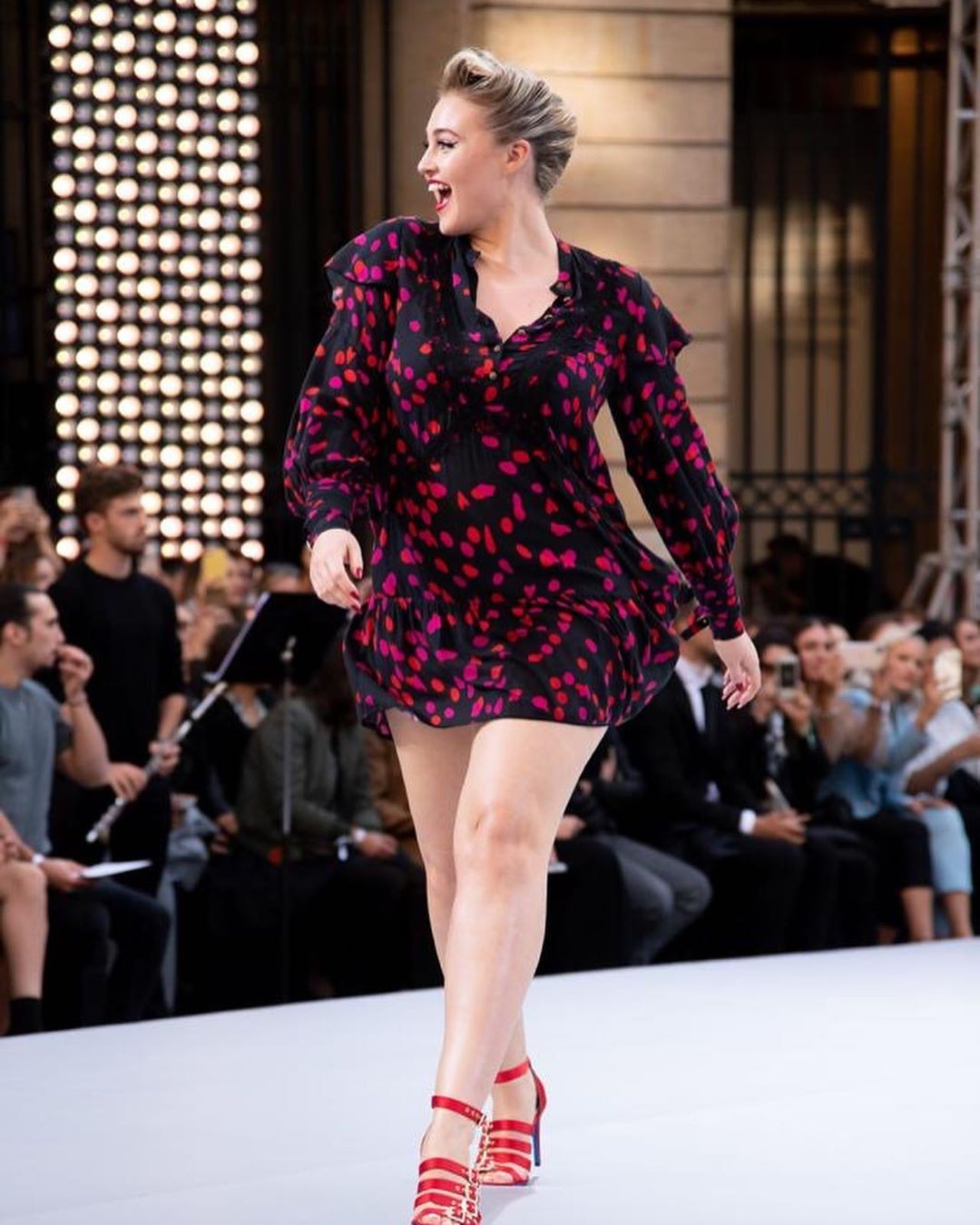 Impresionantes ideas relacionadas con la modelo de moda, Iskra Lawrence: Desfile de moda,  Modelo de talla grande,  meme de Internet,  iskra lorenzo,  Modelos calientes de Instagram  