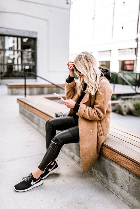 Abrigo camel y zapatos negros.: Atuendos De Yoga  