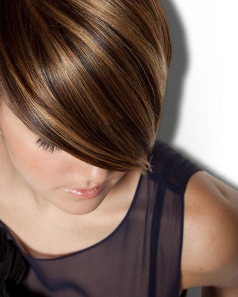 Pixie pelo castaño oscuro corto con reflejos caramelo