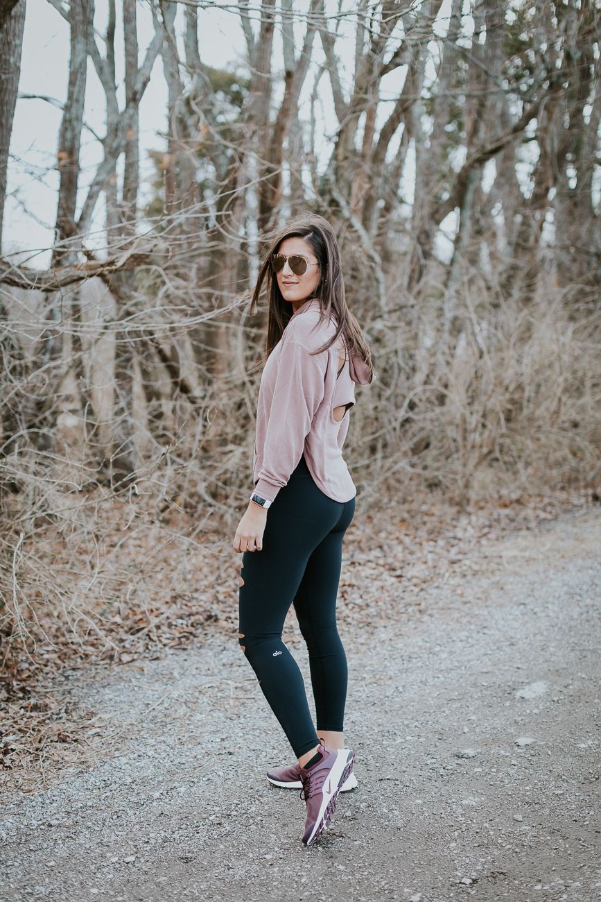 Estilo sudadera con capucha y polainas, pantalones de yoga.: Pantalones de yoga,  objetivos de moda,  Atuendos De Yoga  